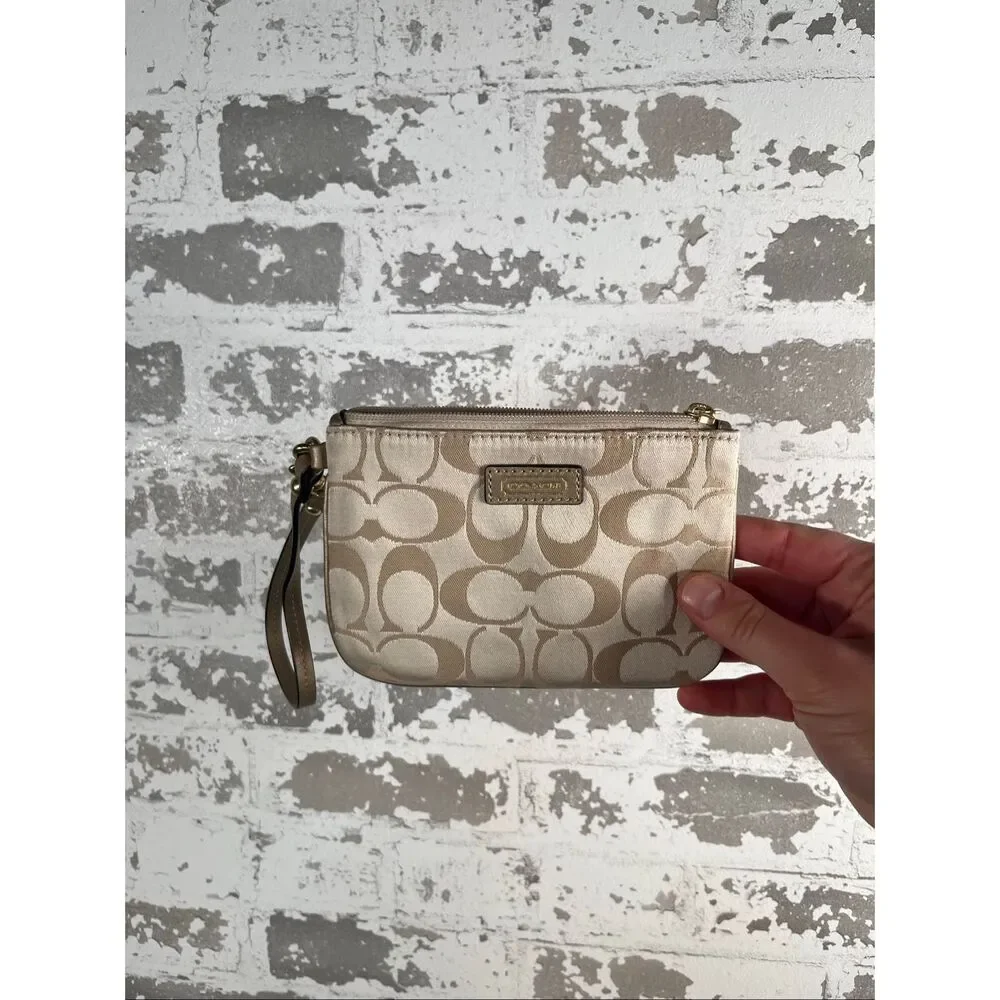 Coach | wristlet as is cream